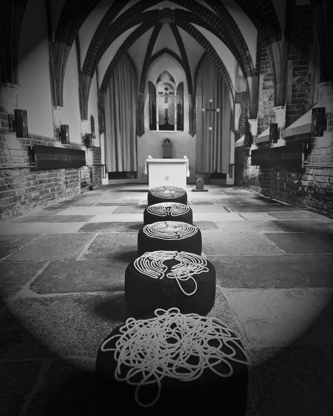 Poduszki do medytacji w nawie kościoła