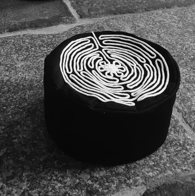 Poduszka do medytacji ze sznurkowym labiryntem